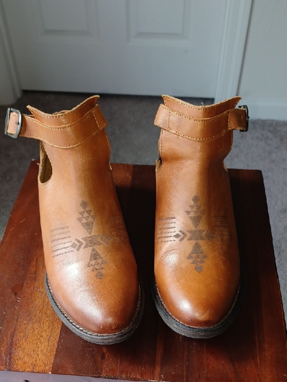 Sbicca Vintage Collection Tan Ankle Boots with Aztec Details Sz 8